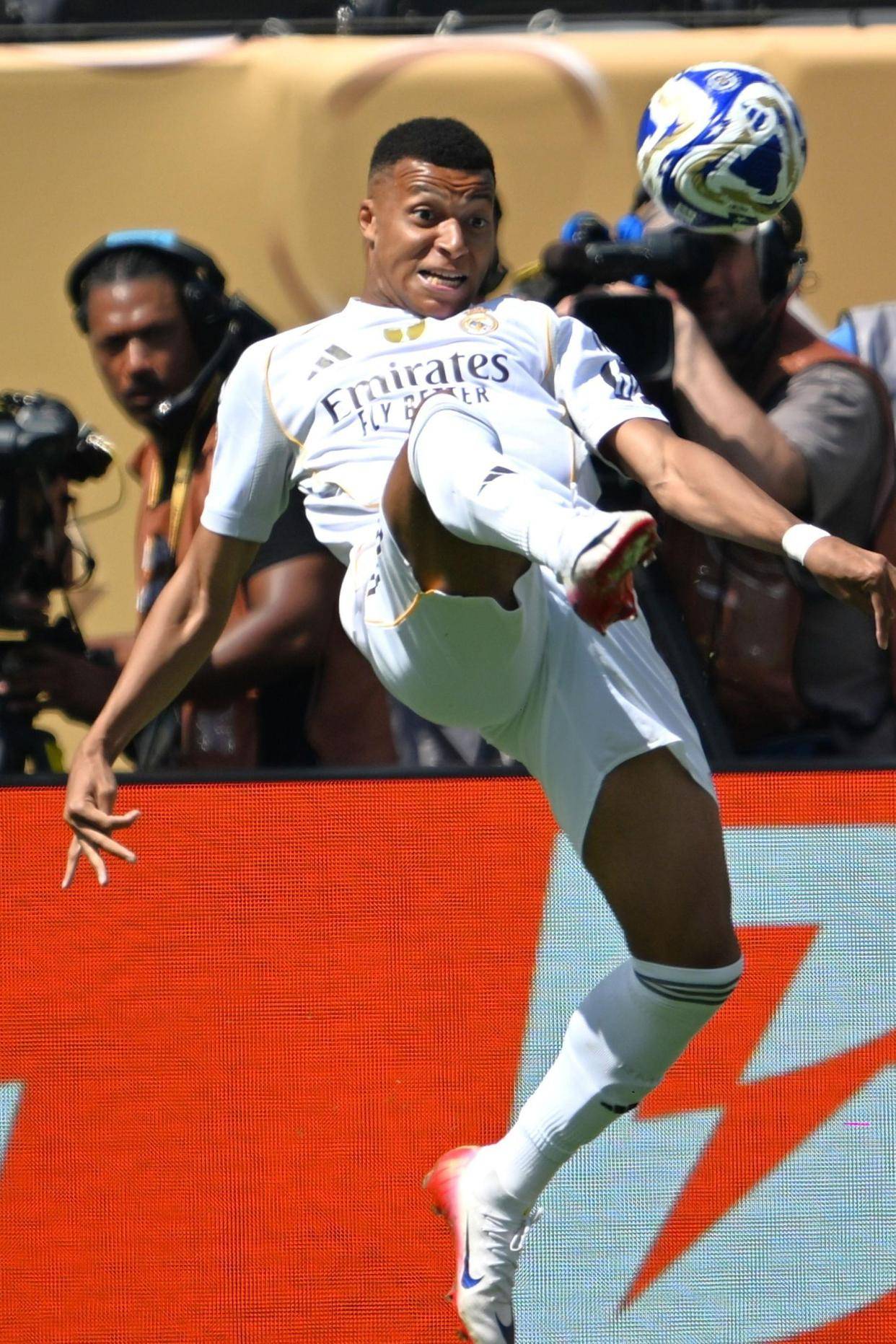 姆巴佩在巴黎圣日耳曼比赛中重要助攻，最后时刻胜出引发热议！比赛高潮迭起的简单介绍-hth体育